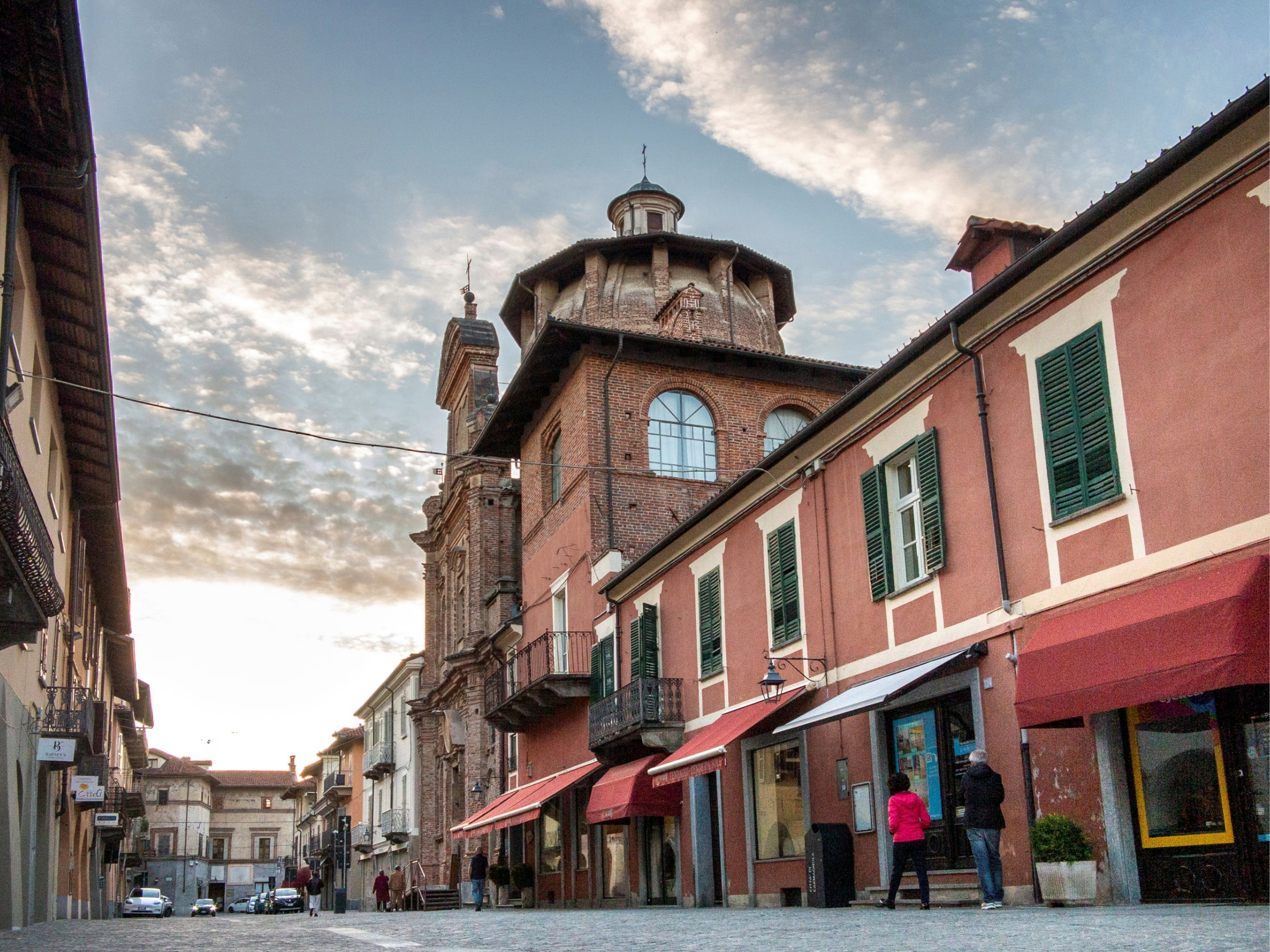 Panoramica su via Valobre, Carmagnola, con la chiesa di San Rocco